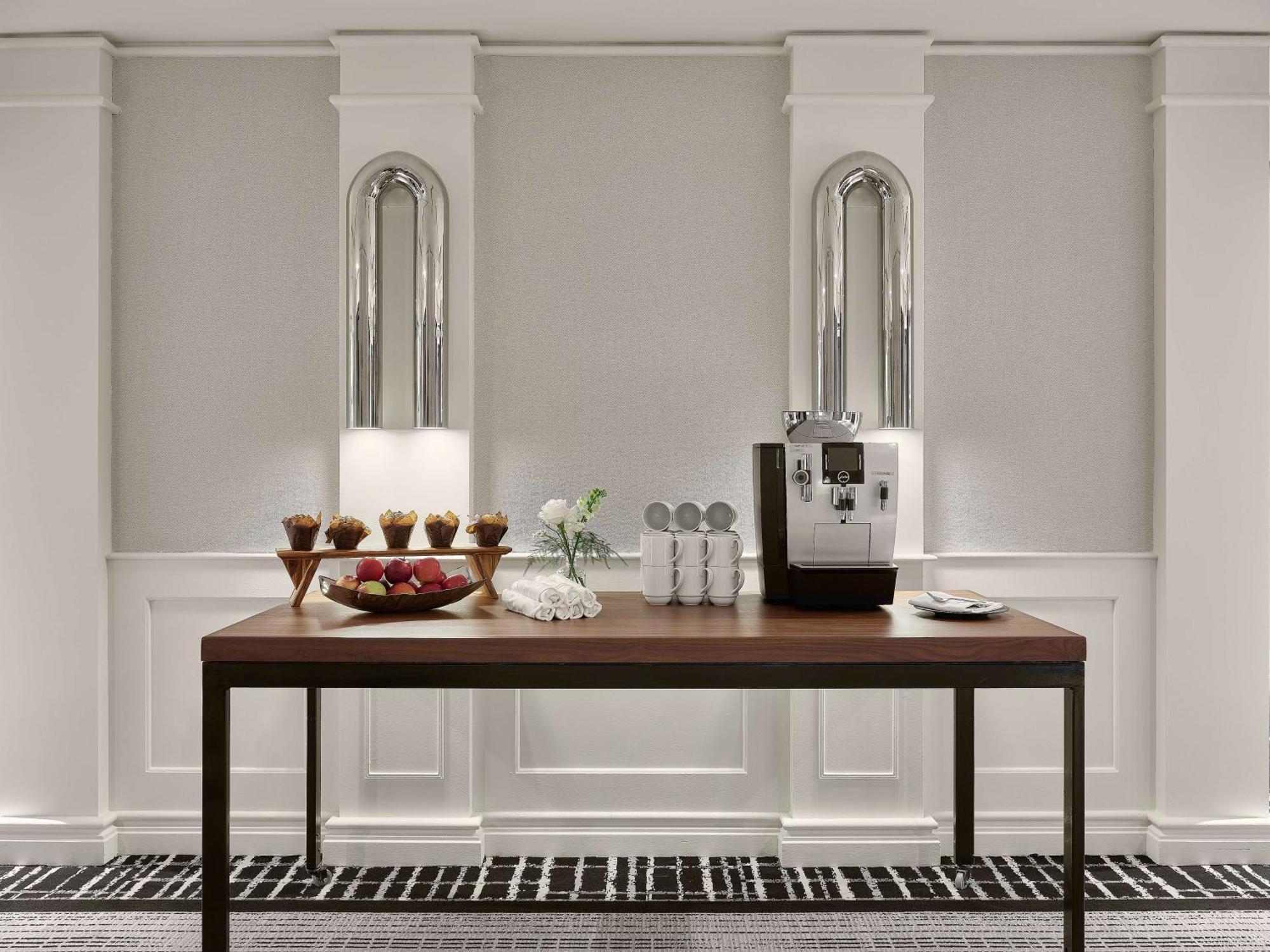 Vogue Hotel Montreal Downtown, Curio Collection By Hilton Eksteriør billede