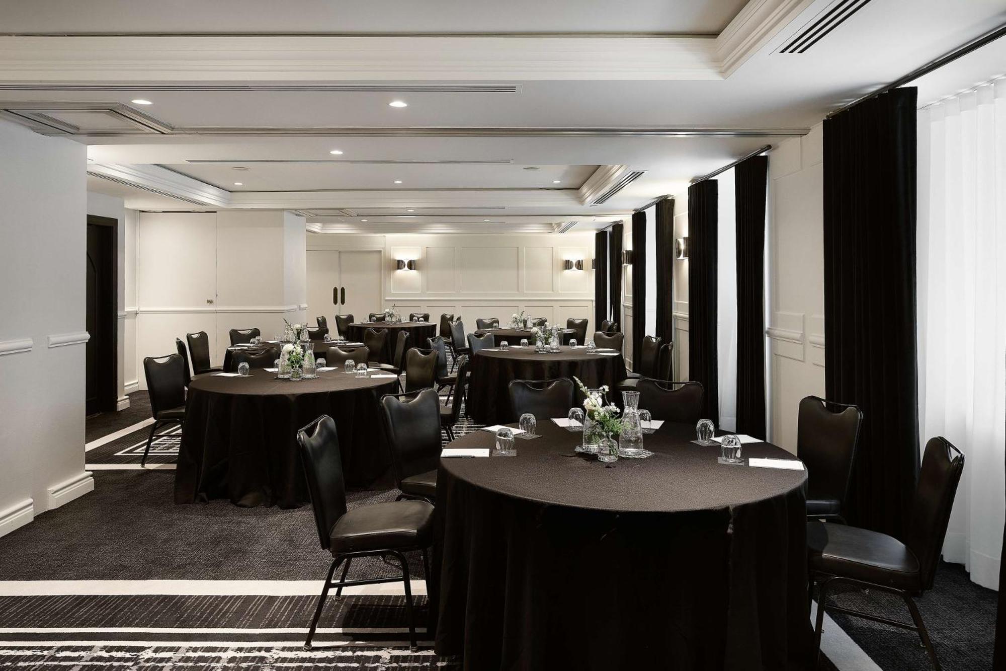 Vogue Hotel Montreal Downtown, Curio Collection By Hilton Eksteriør billede